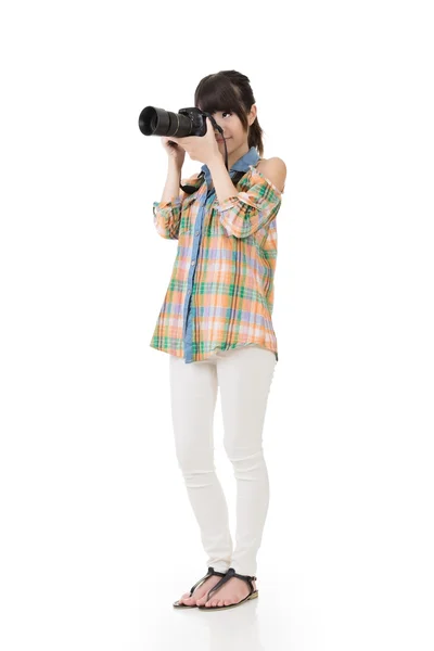 Asian woman takes pictures with photo camera — Stock Photo, Image