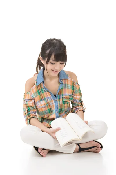 Young asian woman reading a book — Stock Photo, Image