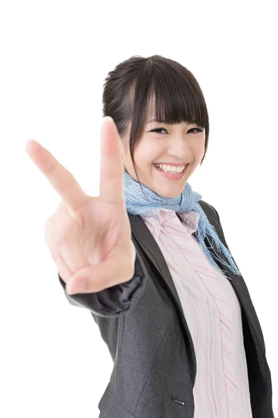Asiática mulher de negócios mostrando um gesto de paz — Fotografia de Stock