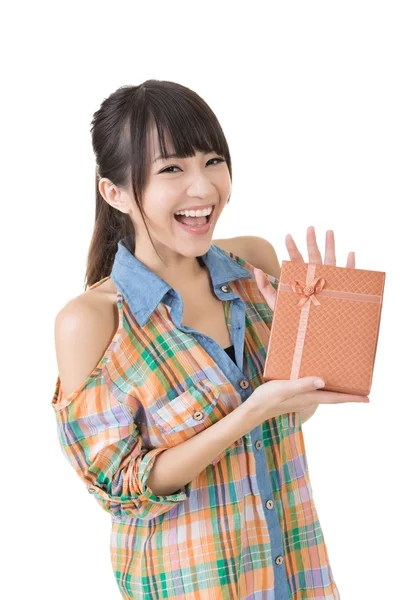 Jovem sorrindo mulher asiática com um presente . — Fotografia de Stock