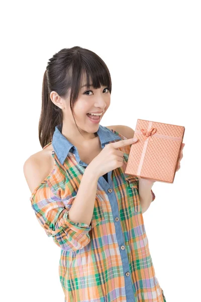 Young smiling asian woman with a gift. — Stock Photo, Image
