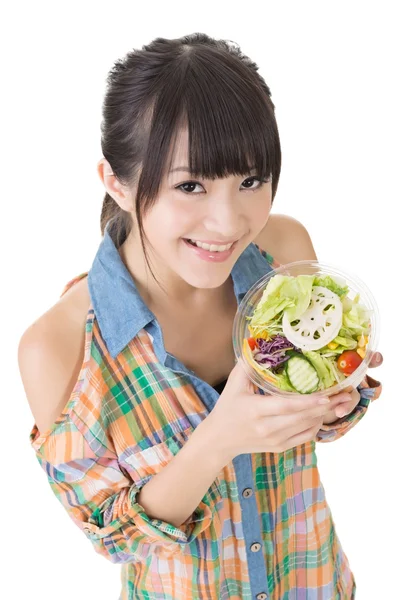 Aziatische mooie vrouw met salade — Stockfoto