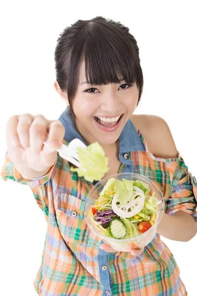 Aziatische mooie vrouw geeft een salade aan u — Stockfoto