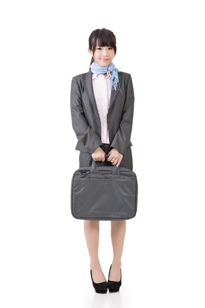 Jovem mulher de negócios asiática de pé com uma bolsa — Fotografia de Stock