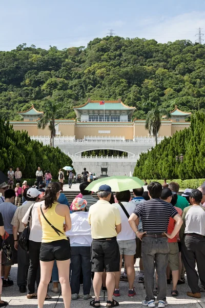 Toeristen bezoeken national palace museum in taipei — Stockfoto