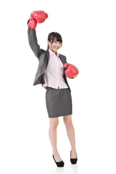 亚洲商务女人与拳击手套 — 图库照片
