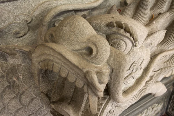 Chinese temple dragon statue — Stock Photo, Image