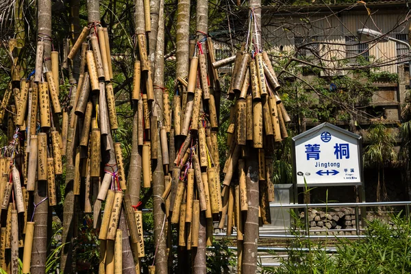 Бамбуковые столбы желаний — стоковое фото