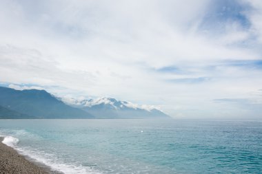 Bulutlu deniz manzarası