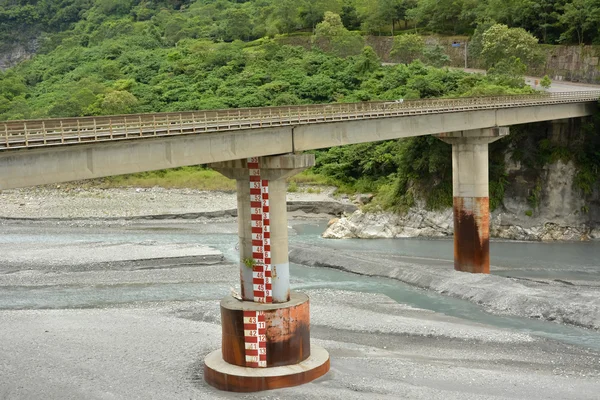 Taroko milli park alanında köprü — Stok fotoğraf