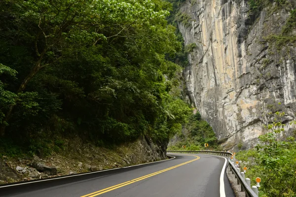 Droga w Parku Narodowego taroko — Zdjęcie stockowe