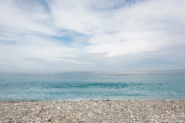 Морской пейзаж с облачным небом — стоковое фото