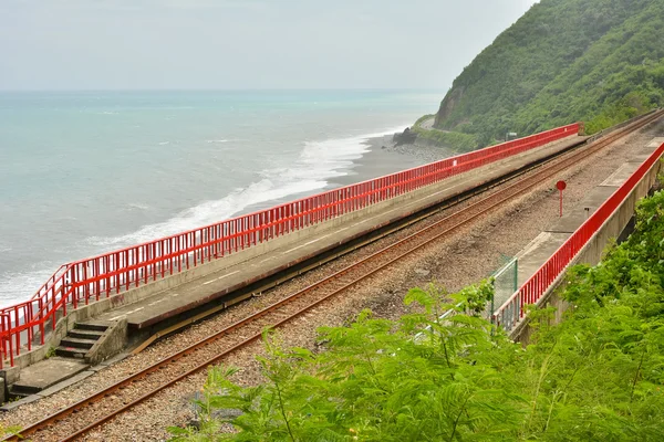 Linea costiera con ferrovia — Foto Stock