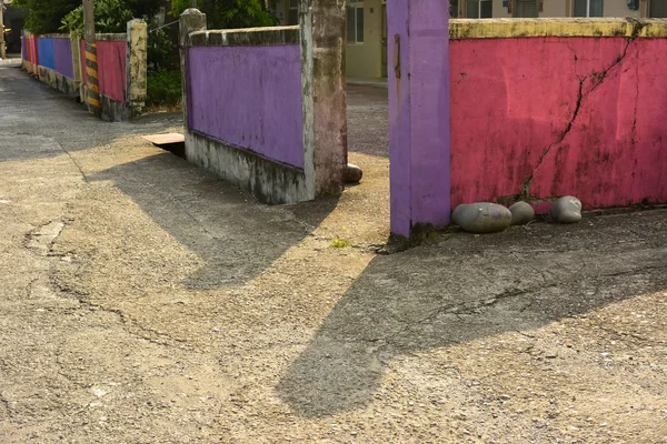 Aged colorful stone fence — Zdjęcie stockowe