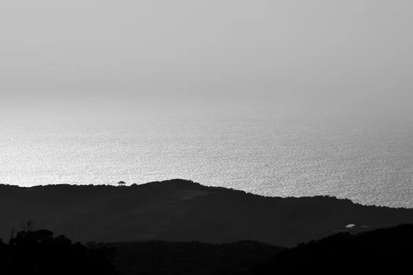 Blick vom Hügel auf das Meer — Stockfoto