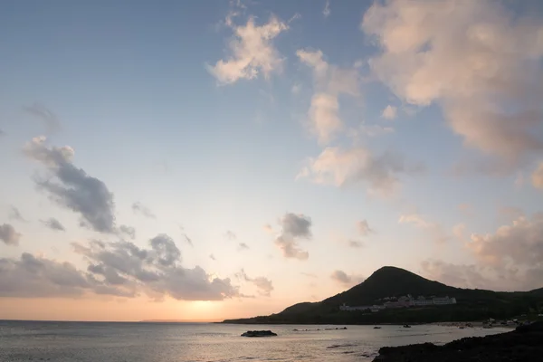 Zonsondergang op koraal kustlijn — Stockfoto