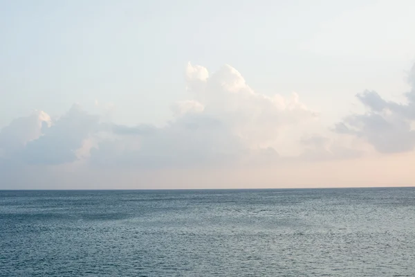 Спокойный морской пейзаж — стоковое фото