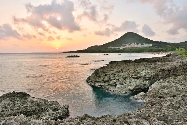 Zonsondergang op koraal kustlijn — Stockfoto