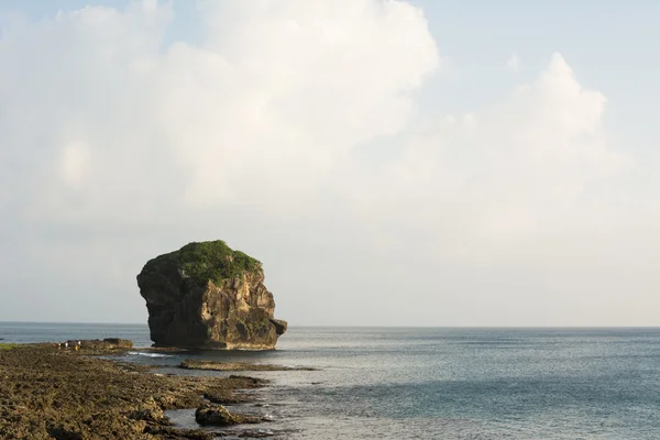 Chuanfan rock op kustlijn — Stockfoto