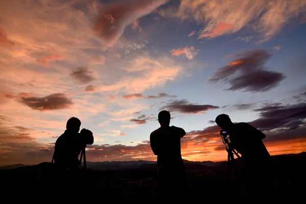 La silhouette delle persone sotto il tramonto — Foto Stock