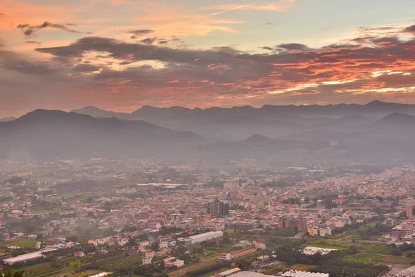 Pôr-do-sol dramático sobre Puli — Fotografia de Stock