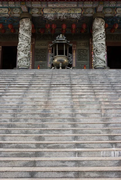 Treppe zum asiatischen Tempel — Stockfoto