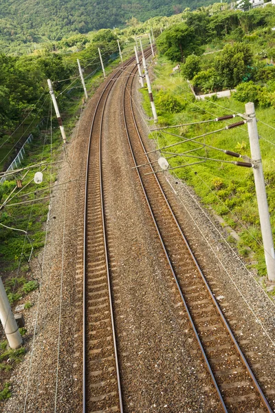 Spoorlijn tussen weide — Stockfoto