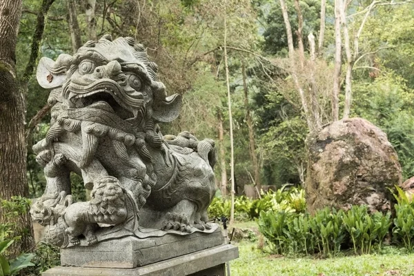 Statue lion en bronze — Photo