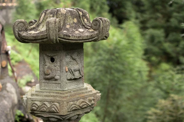 Lanterne traditionnelle asiatique en pierre — Photo
