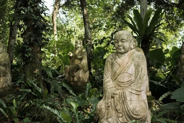 Statua in rovina Ksitigarbha Bodhisattva — Foto Stock