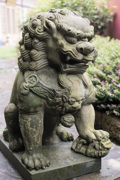 Bronzene Löwenstatue — Stockfoto