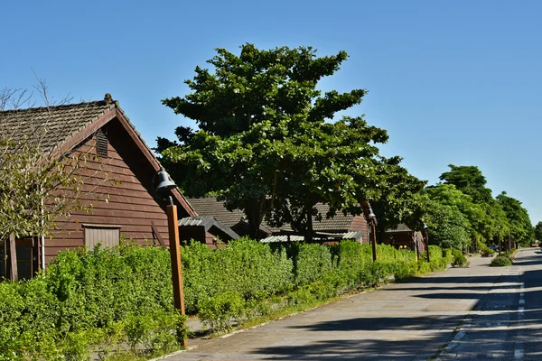 Casa de madeira e rua — Fotografia de Stock