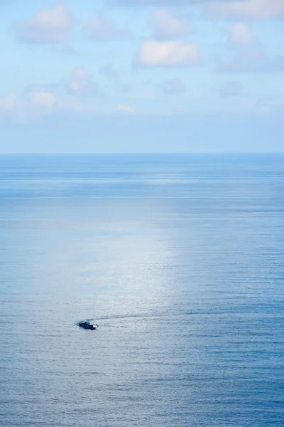 Bulutların üzerinde deniz yüzeyine — Stok fotoğraf