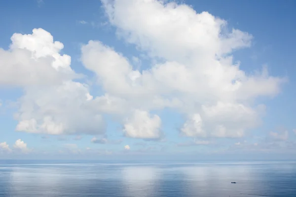 Wolken über einer Meeresoberfläche — Stockfoto