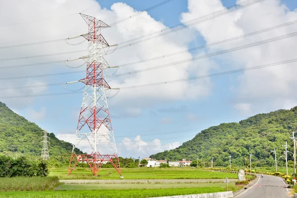 Линии электропередачи в сельской местности — стоковое фото