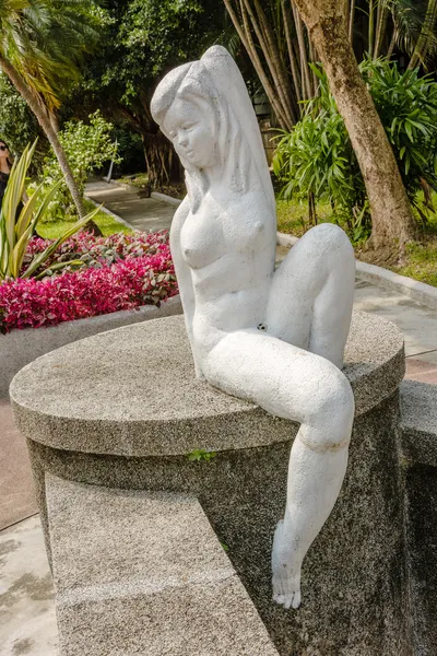 Statua femminile in marmo — Foto Stock