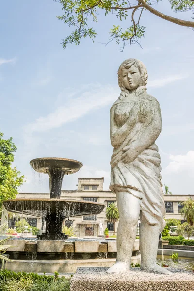 Estátua feminina feita de mármore — Fotografia de Stock