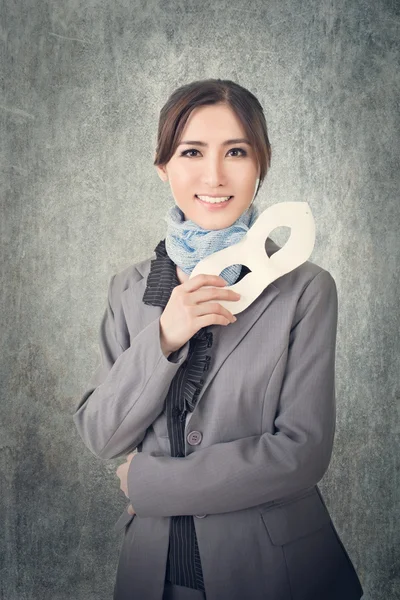 Iş kadını tutun bir maske — Stok fotoğraf