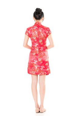 Çinli kadınlar geleneksel Cheongsam giyer.