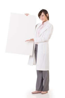 Pano tutan Asyalı doktor kadın