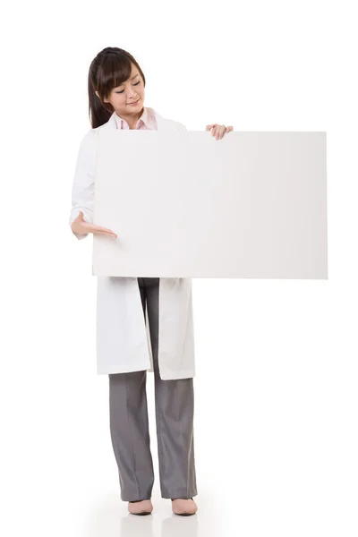 Asian doctor woman holding blank board — Stock Photo, Image