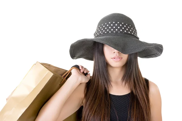 Aantrekkelijke Aziatische vrouw met shopping tassen — Stockfoto