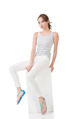 Asyalı kadın sit ve poz