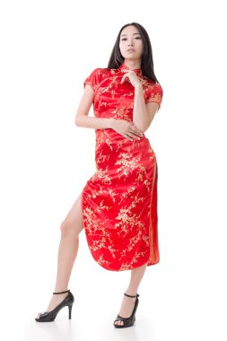 Çinli kadınlar geleneksel Cheongsam giyer.