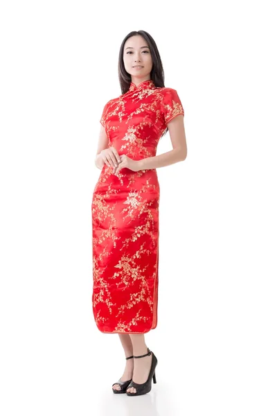 中国の女性は伝統的なチョンサムをドレス — ストック写真