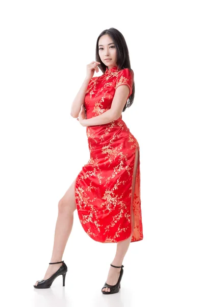 Китаянка одевается традиционно. — стоковое фото