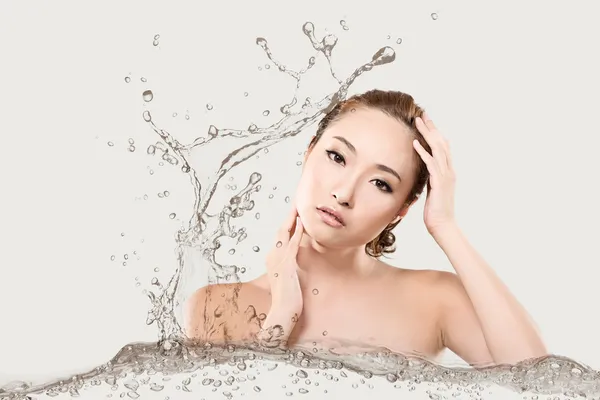 Asiático beleza com água — Fotografia de Stock