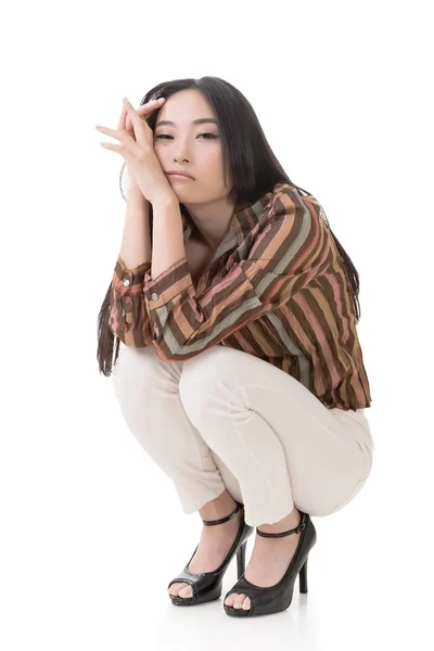 Asiático belleza squat y sentir aburrido — Foto de Stock