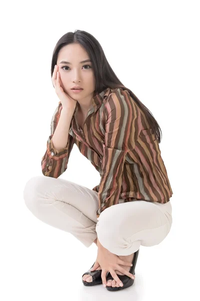 Squat pose av sexig asiatisk skönhet — Stockfoto