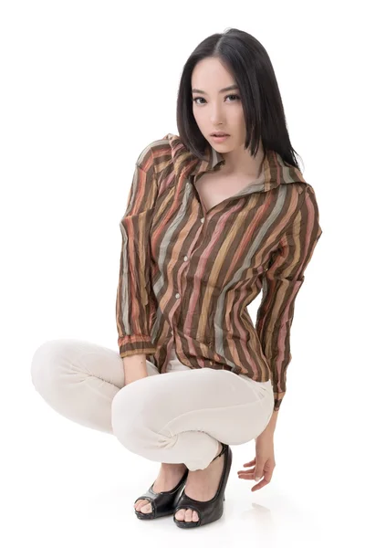 Agachamento pose por sexy beleza asiática — Fotografia de Stock